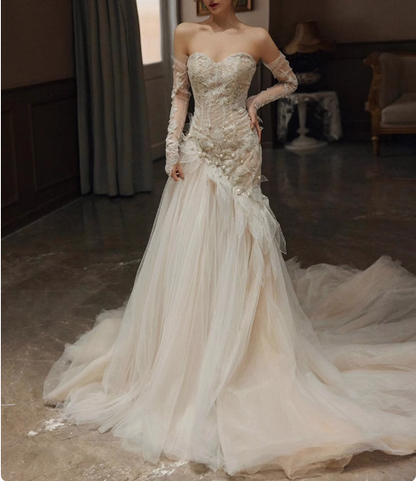 Fließendes Neckholder-Brautkleid aus Spitze und Tüll mit Schleppe P2737