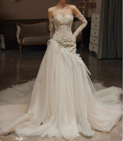 Fließendes Neckholder-Brautkleid aus Spitze und Tüll mit Schleppe P2737