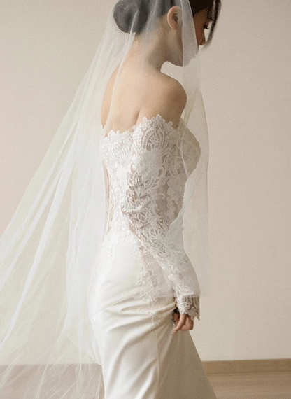 Französisches schlichtes One-Shoulder-Brautkleid aus Spitze und Satin mit langen Ärmeln und Meerjungfrauen-Schnitt P2738
