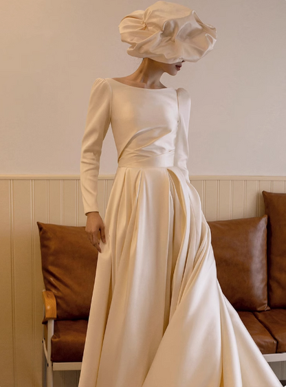 Elegantes, langärmliges Hochzeitskleid aus weißem Satin mit Rückenausschnitt und kleiner Schleppe P2743