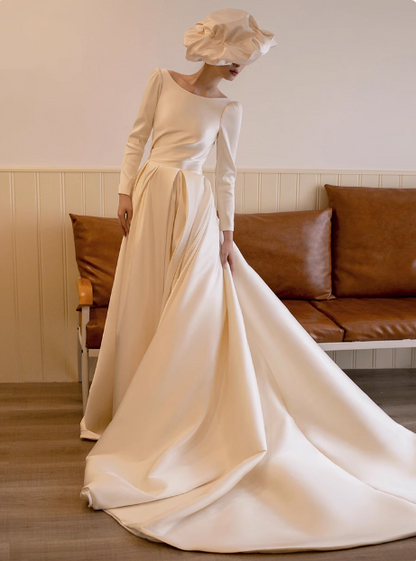 Elegantes, langärmliges Hochzeitskleid aus weißem Satin mit Rückenausschnitt und kleiner Schleppe P2743
