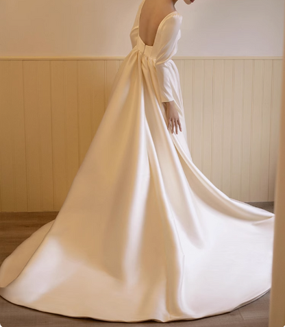 Elegantes, langärmliges Hochzeitskleid aus weißem Satin mit Rückenausschnitt und kleiner Schleppe P2743