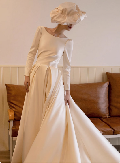 Elegantes, langärmliges Hochzeitskleid aus weißem Satin mit Rückenausschnitt und kleiner Schleppe P2743