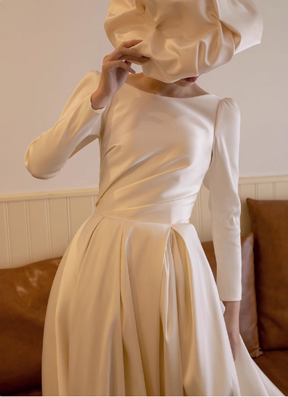 Elegantes, langärmliges Hochzeitskleid aus weißem Satin mit Rückenausschnitt und kleiner Schleppe P2743