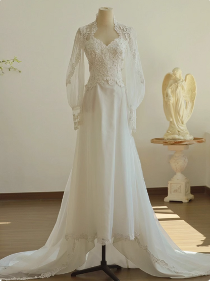 Vintage-Brautkleid P2746 aus Spitze mit V-Ausschnitt, langen Ärmeln und Schleppe