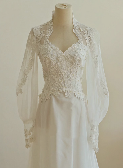 Vintage-Brautkleid P2746 aus Spitze mit V-Ausschnitt, langen Ärmeln und Schleppe