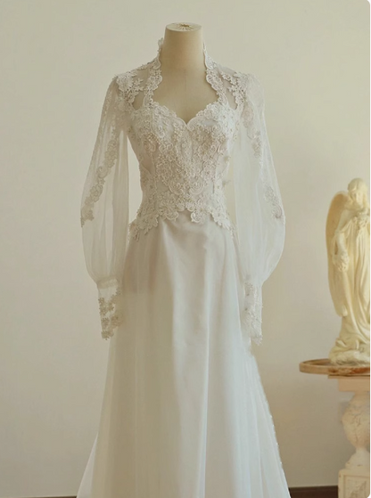 Vintage-Brautkleid P2746 aus Spitze mit V-Ausschnitt, langen Ärmeln und Schleppe