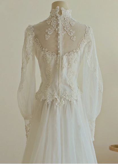 Vintage-Brautkleid P2746 aus Spitze mit V-Ausschnitt, langen Ärmeln und Schleppe