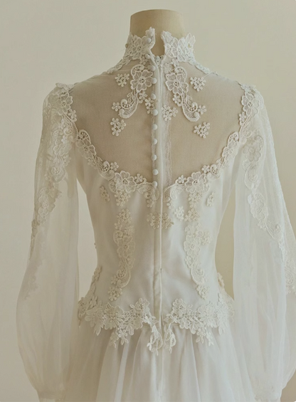 Vintage-Brautkleid P2746 aus Spitze mit V-Ausschnitt, langen Ärmeln und Schleppe