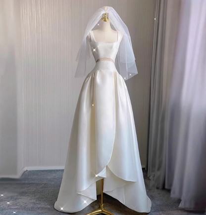 Einfaches schulterfreies, weißes Satin-Brautkleid mit Taillenausschnitt, hoch-tiefem A-Linien-Schnitt P2747