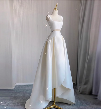 Einfaches schulterfreies, weißes Satin-Brautkleid mit Taillenausschnitt, hoch-tiefem A-Linien-Schnitt P2747