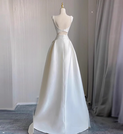 Einfaches schulterfreies, weißes Satin-Brautkleid mit Taillenausschnitt, hoch-tiefem A-Linien-Schnitt P2747
