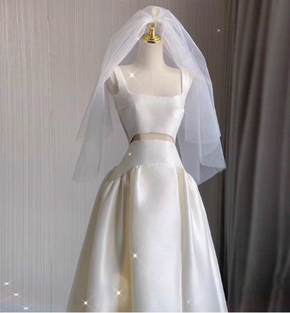 Einfaches schulterfreies, weißes Satin-Brautkleid mit Taillenausschnitt, hoch-tiefem A-Linien-Schnitt P2747