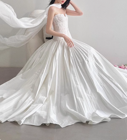 Weißes Brautkleid mit Sweetheart-Ausschnitt, figurbetonter Taille und Spitze P2748
