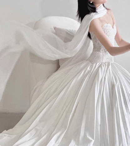 Weißes Brautkleid mit Sweetheart-Ausschnitt, figurbetonter Taille und Spitze P2748