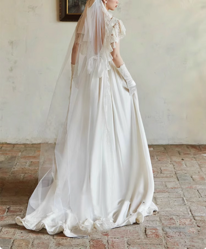 Fließendes französisches rückenfreies Satin-Spitzen-Vintage-Hochzeitskleid P2749
