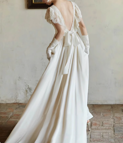 Fließendes französisches rückenfreies Satin-Spitzen-Vintage-Hochzeitskleid P2749