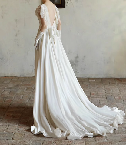 Fließendes französisches rückenfreies Satin-Spitzen-Vintage-Hochzeitskleid P2749