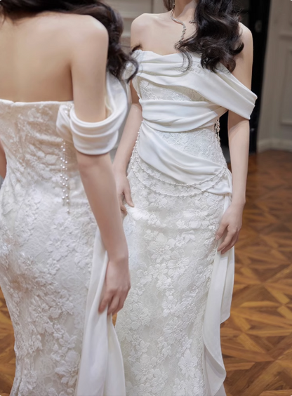 Elegantes Meerjungfrauen-Spitzenhochzeitskleid mit einer Schulter P2750