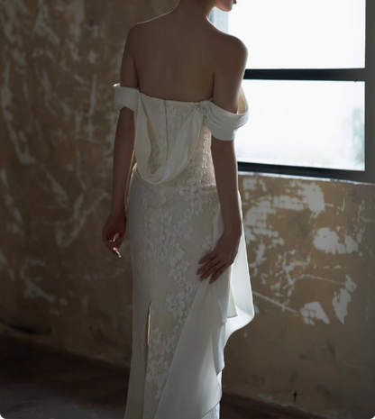 Elegantes Meerjungfrauen-Spitzenhochzeitskleid mit einer Schulter P2750