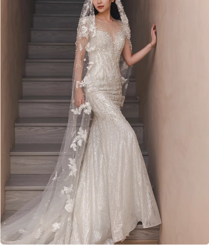 Glänzend weißes Meerjungfrauen-Hochzeitskleid mit kurzer Schleppe P2757