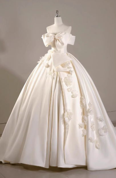 Elegantes und schlichtes One-Shoulder-Brautkleid aus Satin mit Blumenmuster, weiß P2765