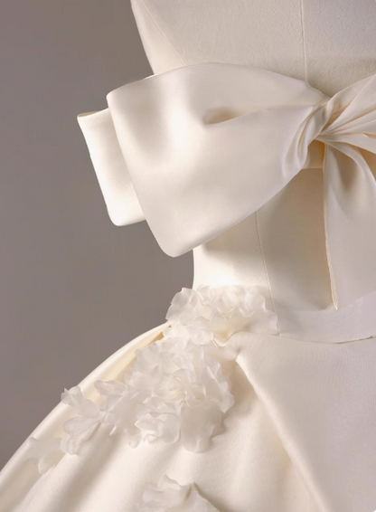 Elegantes und schlichtes One-Shoulder-Brautkleid aus Satin mit Blumenmuster, weiß P2765
