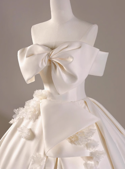 Elegantes und schlichtes One-Shoulder-Brautkleid aus Satin mit Blumenmuster, weiß P2765