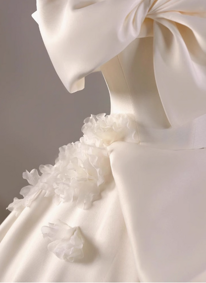 Elegantes und schlichtes One-Shoulder-Brautkleid aus Satin mit Blumenmuster, weiß P2765