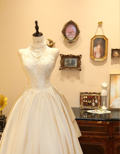 Französisches Retro-Hochzeitskleid aus weißer Spitze mit Carmen-Ausschnitt aus Satin in A-Linie P2773