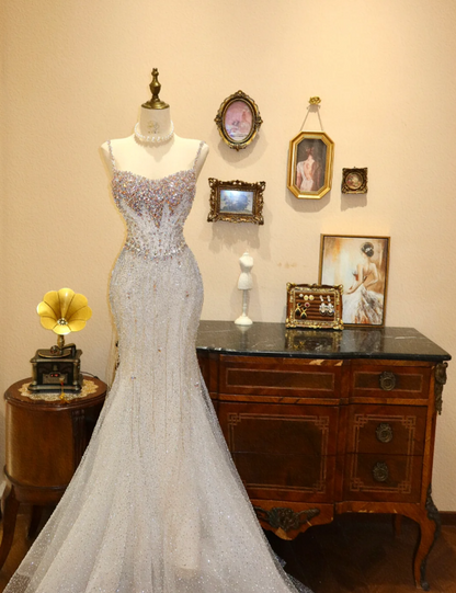 Elegantes, weißes Meerjungfrauen-Hochzeitskleid mit Trägern, Tüll und Perlenstickerei P2776