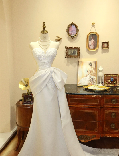Elegantes Satin-Fischschwanz-Brautkleid mit Herzausschnitt und Schmetterlingsdetail P2785
