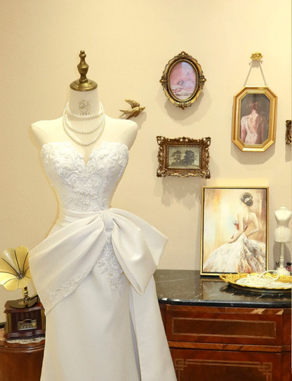 Elegantes Satin-Fischschwanz-Brautkleid mit Herzausschnitt und Schmetterlingsdetail P2785