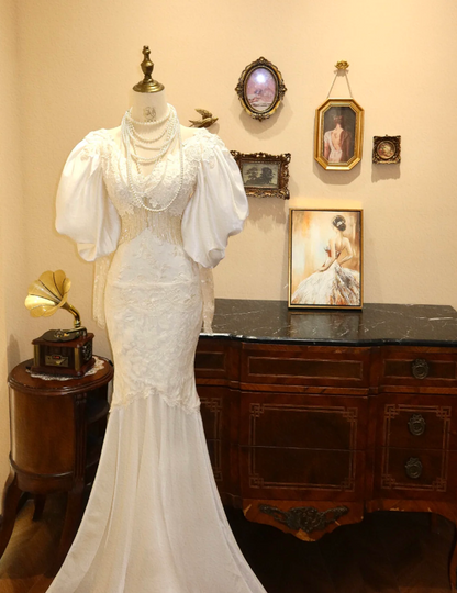 Vintage weißes Meerjungfrauen-Brautkleid P2788 aus Spitze mit V-Ausschnitt und Puffärmeln