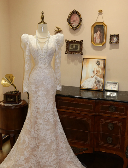 Elegantes Vintage Brautkleid aus weißer Spitze mit V-Ausschnitt, langen Ärmeln und Meerjungfrauen-Schnitt P2789