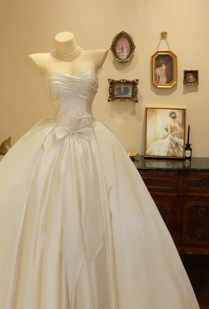 Einfaches und elegantes bodenlanges Brautkleid aus weißem Satin mit herzförmigem Ausschnitt P2793