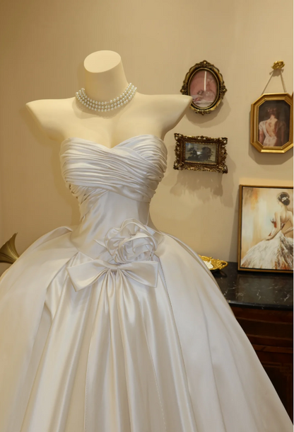 Einfaches und elegantes bodenlanges Brautkleid aus weißem Satin mit herzförmigem Ausschnitt P2793