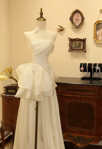 Weißes, paillettenbesetztes, schulterfreies High-Low-Hochzeitskleid P2794