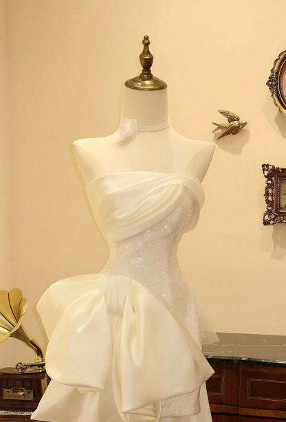 Weißes, paillettenbesetztes, schulterfreies High-Low-Hochzeitskleid P2794