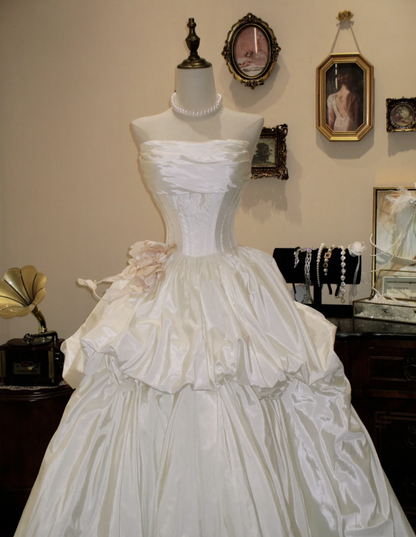 Retro Elegantes Satin-Brautkleid P2797, trägerlos, bodenlang, mit unregelmäßigen Falten