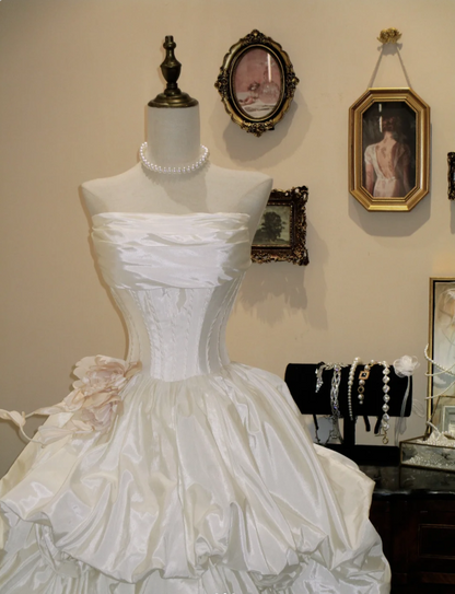 Retro Elegantes Satin-Brautkleid P2797, trägerlos, bodenlang, mit unregelmäßigen Falten