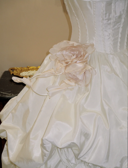 Retro Elegantes Satin-Brautkleid P2797, trägerlos, bodenlang, mit unregelmäßigen Falten