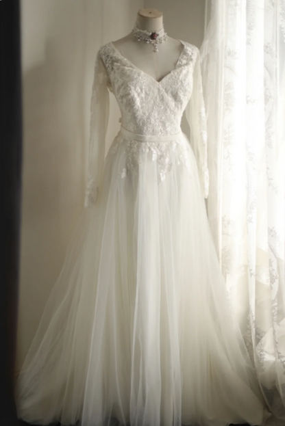 Weißes langärmeliges Brautkleid P2806 aus Tüll mit V-Ausschnitt, Spitze und A-Linie, bodenlang