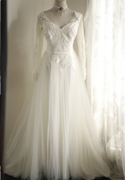 Weißes langärmeliges Brautkleid P2806 aus Tüll mit V-Ausschnitt, Spitze und A-Linie, bodenlang