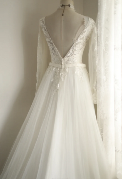 Weißes langärmeliges Brautkleid P2806 aus Tüll mit V-Ausschnitt, Spitze und A-Linie, bodenlang