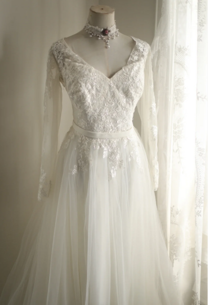 Weißes langärmeliges Brautkleid P2806 aus Tüll mit V-Ausschnitt, Spitze und A-Linie, bodenlang