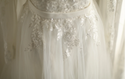Weißes langärmeliges Brautkleid P2806 aus Tüll mit V-Ausschnitt, Spitze und A-Linie, bodenlang