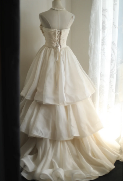 Champagnerfarbenes Brautkleid P2810 mit Herzausschnitt, Blumenmuster, A-Linie und gestuftem, bodenlangem Rock