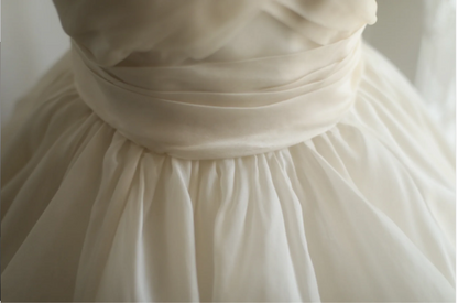 Champagnerfarbenes Brautkleid P2810 mit Herzausschnitt, Blumenmuster, A-Linie und gestuftem, bodenlangem Rock