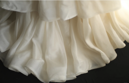 Champagnerfarbenes Brautkleid P2810 mit Herzausschnitt, Blumenmuster, A-Linie und gestuftem, bodenlangem Rock